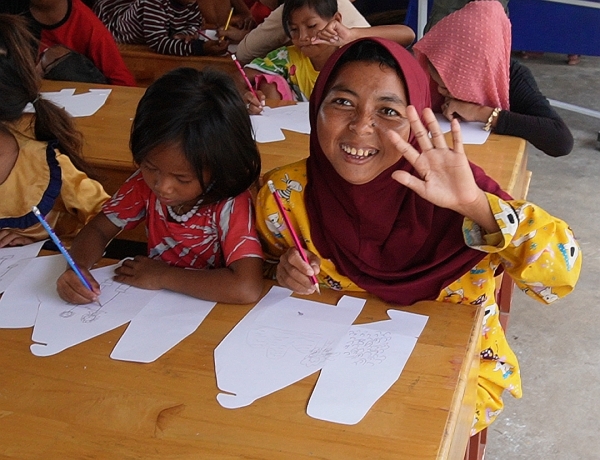 お母さんも一緒にお絵描きしています