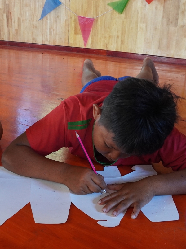 お絵描きしている子供達