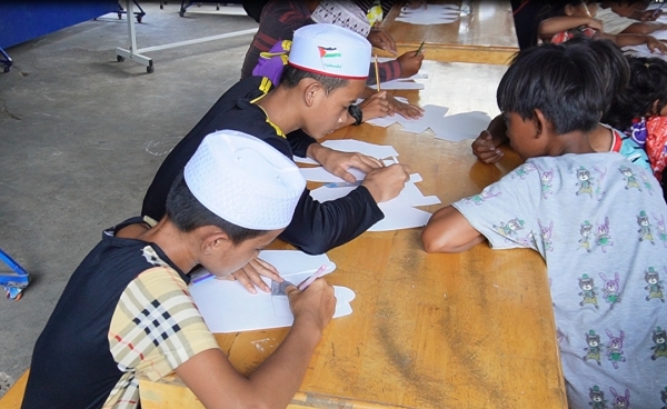 お兄ちゃんたちは、ものさしを使って書いています