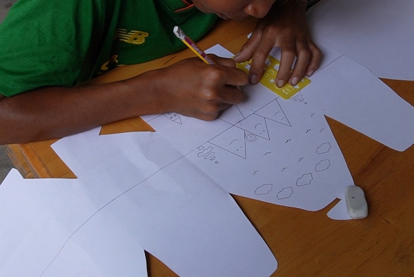 前に書いたことのある家を描いています。隣の子も全く同じ絵を書いていました。