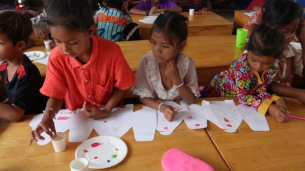 絵具を、おっかなびっくり使っています。