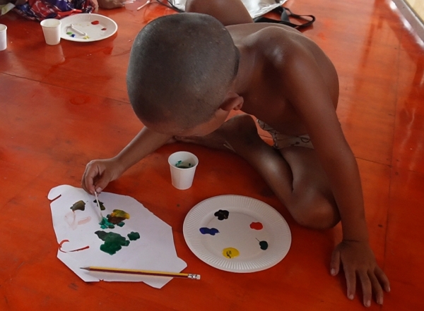 絵を描くというより、色を楽しんでいますね