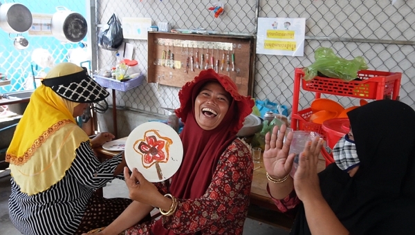 お母さんも絵の具で楽しんでいました。