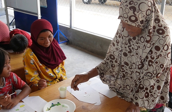 おばあちゃんも、人生で初めての絵の具を使います