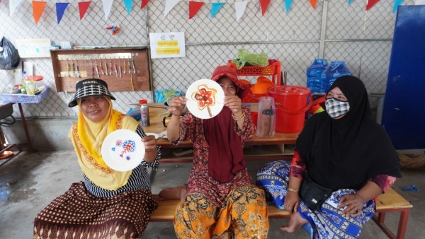 カンボジア ＹＡＴＡＩスクール お絵描きセッションで描いた絵。お母さんたちも楽しんで描いてくれました