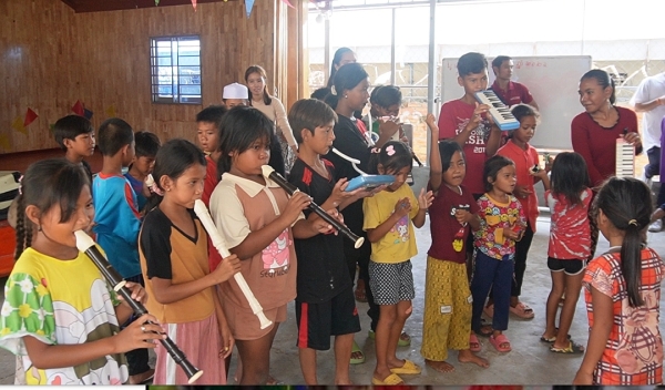 カンボジア ＹＡＴＡＩスクール その４ リコーダーやピアニカを練習する子供達