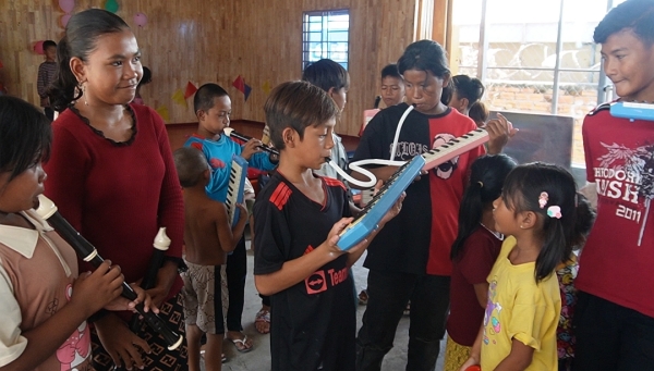 カンボジア ＹＡＴＡＩスクール その４ 自分で音を探して練習しています