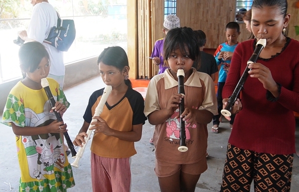 カンボジア ＹＡＴＡＩスクール その４ リコーダーも少し教えるだけで自分の音を探して吹くようになります