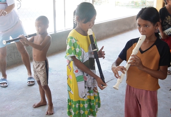 カンボジア ＹＡＴＡＩスクール その４ 楽器の練習風景１