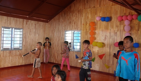 カンボジア ＹＡＴＡＩスクール その４ 思い思いの場所で、楽器を練習します