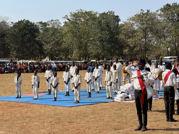 世界難民の日 in ザンビア 柔道クラブの子供たちが整列している横に、寄付した柔道着が見えます