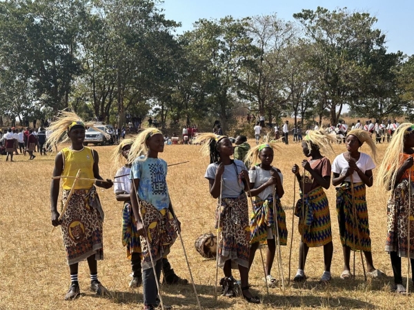 世界難民の日 in ザンビア 沢山のアフリカンダンス・チームが、式を盛り上げます