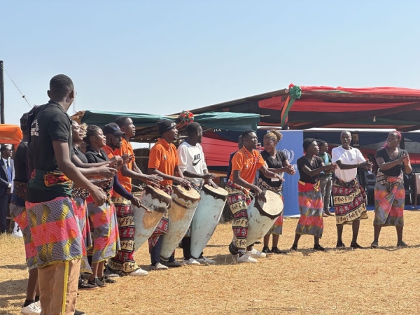 世界難民の日 in ザンビア アフリカンドラムも、式を盛り上げます