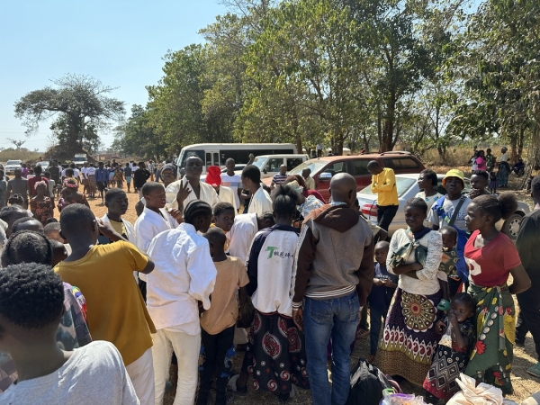 世界難民の日 in ザンビア この日は晴天！暑いので１つ１クワチャのアイスを購入。あっという間に人だかりができます