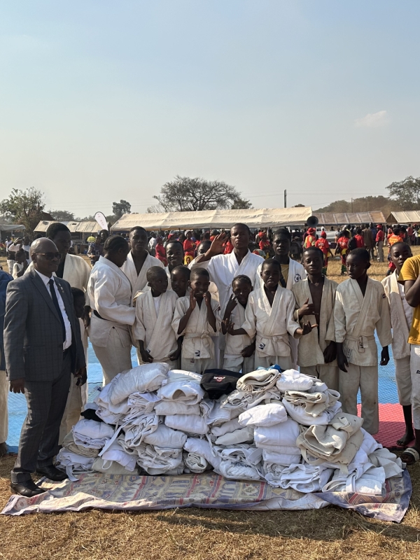 柔道着の寄付 UNCHRとザンビア国旗の掲揚されているのが、正面です。大きな広場のど真ん中で、柔道の演武を行いました