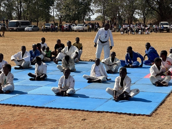 柔道着の寄付 畳は無いので、青いマットを畳代わりにでもストレーションを行います