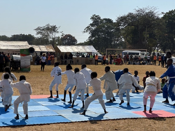柔道着の寄付 日差しの照り付ける中、一生懸命に柔道の技を行います