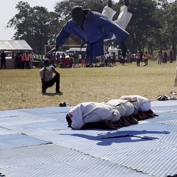柔道着の寄付 アフリカ人の身体能力！すごい飛んでます