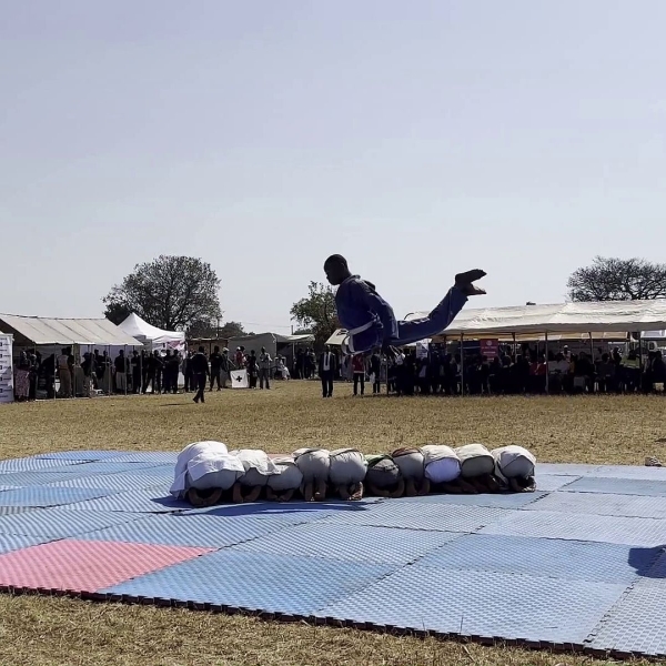 柔道着の寄付  アフリカ人の身体能力！横から見ると、すごいばねを持っていることが分かります。