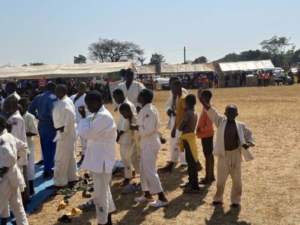 柔道着の寄付 少し休憩。デモンストレーションに出る子でも、柔道着を持っていない子がいます