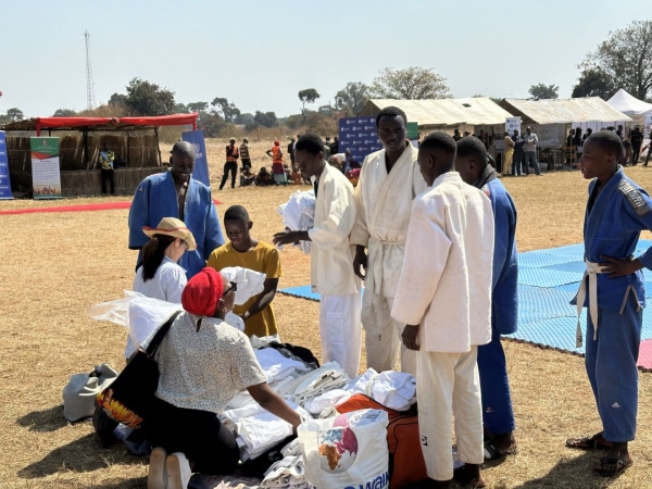 柔道着の寄付 終了後に、柔道着を一人一人に配りました。