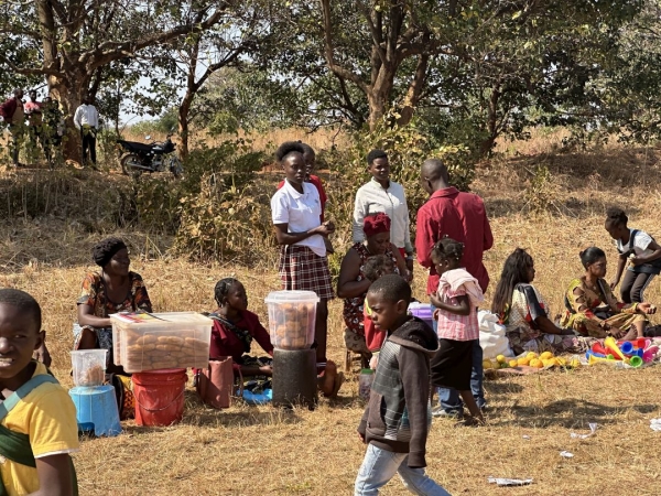 世界難民の日 in ザンビア その４ メヘバ難民キャンプの近隣の人々が、世界難民の日2024に合わせても物売りに来ていました