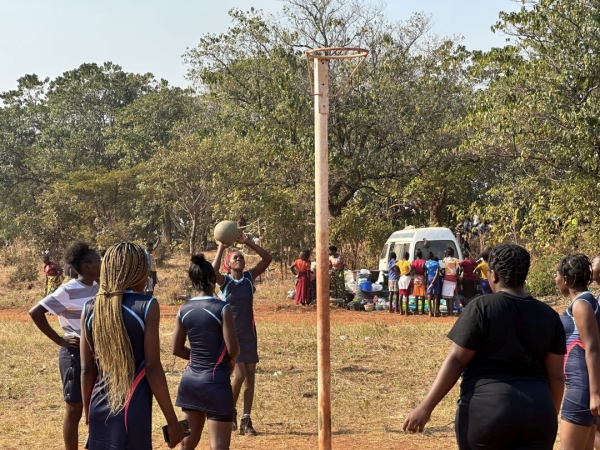 世界難民の日 in ザンビア その４ メヘバ難民キャンプの中で遊ぶ子供達。女子のスポーツネットボールをしています