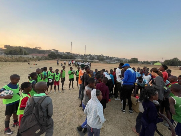 配布風景です。子供が多いので、なかなか全員はもらえません