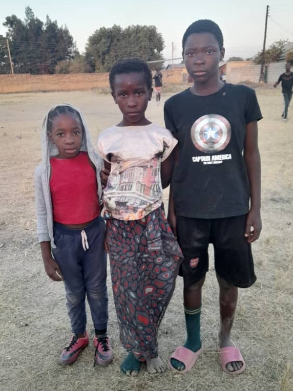 女子メンバーです。服も靴もありません。今回は、彼女たちまで行き渡りませんでした