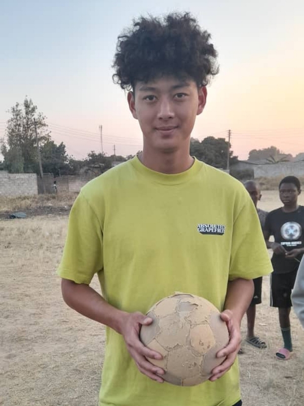 チームで使っているボールは寄付してから半年でこうなりました。穴が開くまでは使います