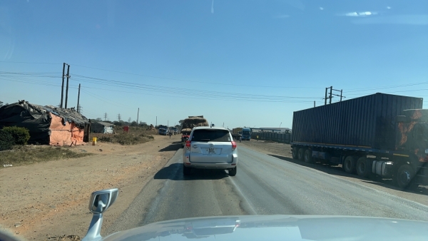 世界難民の日 in ザンビア メヘバへの道 警察の検問などがあるとすぐに渋滞します