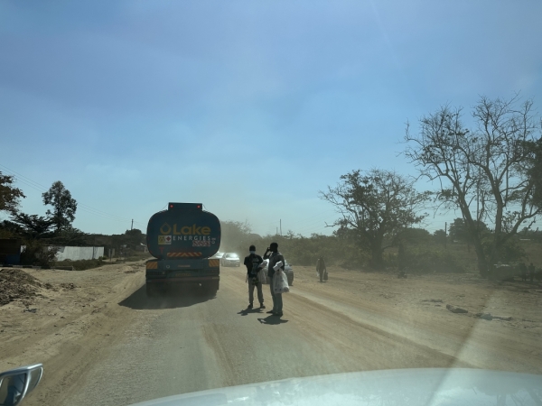 世界難民の日 in ザンビア メヘバへの道 道が悪く大型トラックが低速走行するため渋滞を加速させます