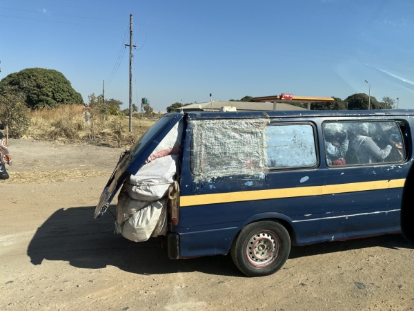 世界難民の日 in ザンビア メヘバへの道 人と荷物を１２０％積んだザンビアの貨物車