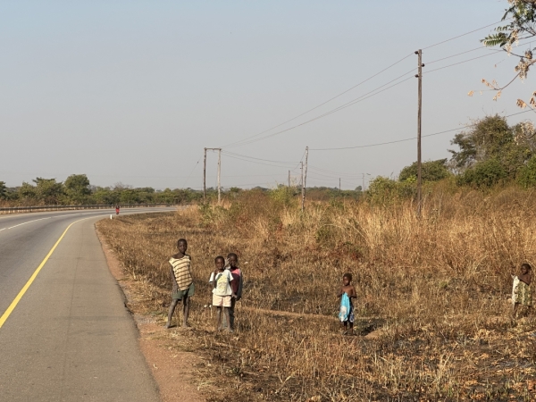 世界難民の日 in ザンビア メヘバへの道 地元の子供達