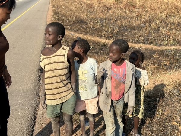 世界難民の日 in ザンビア メヘバへの道 地元の子供達、ぼろぼろの服を着ています