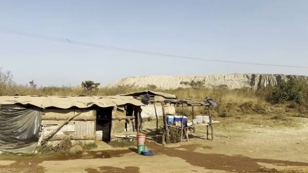 世界難民の日 in ザンビア メヘバへの道 ザンビアの主力産業の銅鉱山です。カッパーベルトと言います