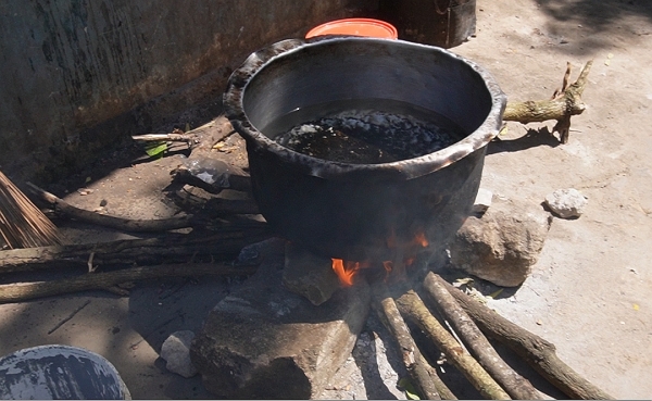 タンザニアの孤児院 サラハウス お湯を沸かして、調理の準備をします