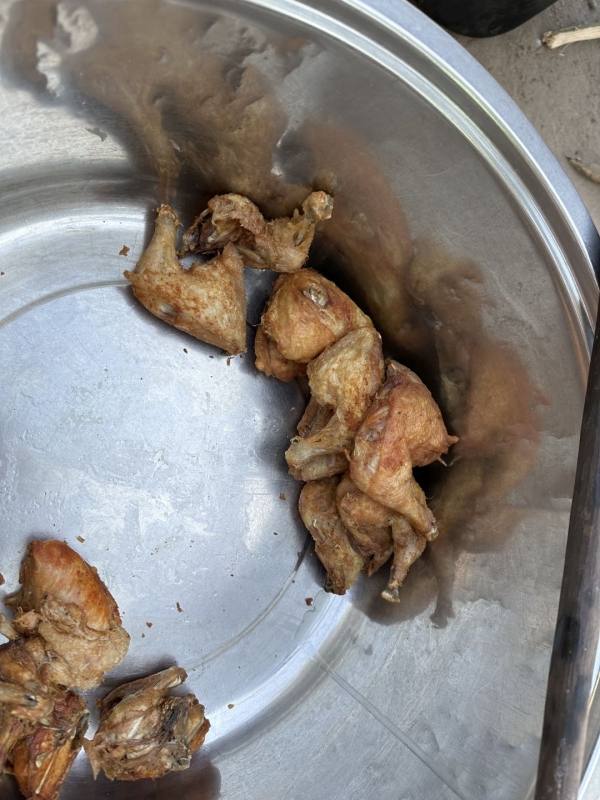 タンザニアの孤児院 サラハウス 鶏は油で揚げて調理します。塩味だけのシンプルな調理です