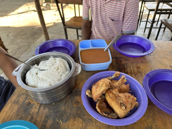 タンザニアの孤児院 サラハウス 主食のうがり（トウモロコシ粉をお湯で練ったもの）と、豆のスープを添えてランチの出来上がりです