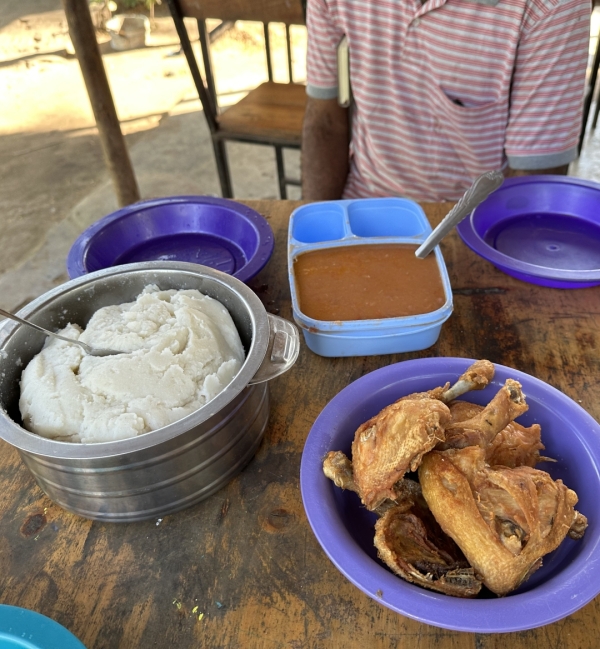 タンザニアの孤児院 サラハウス その５ 一緒に、チキン・ランチを頂きました。 写真 9