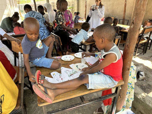 タンザニアの孤児院 サラハウス その２　お絵描き大会 写真 1