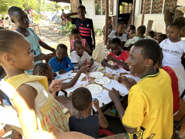 タンザニアの孤児院 サラハウス その２　お絵描き大会 写真 2