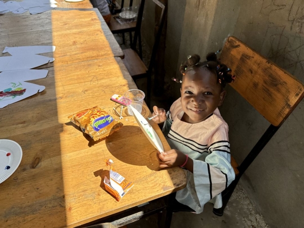 タンザニアの孤児院 サラハウス その２　お絵描き大会 写真 3