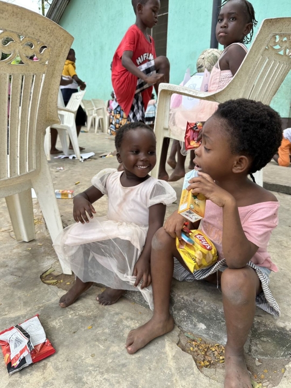 タンザニアの孤児院 サラハウス その２　お絵描き大会 写真 6