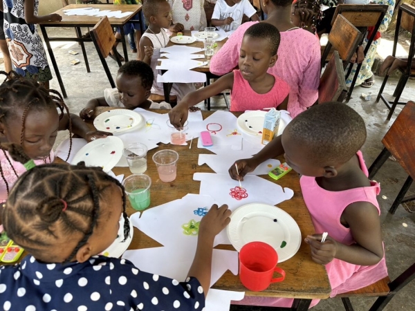 タンザニアの孤児院 サラハウス その２　お絵描き大会 写真 7