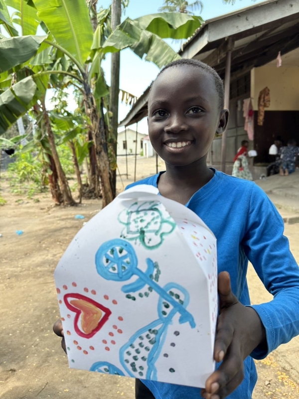 タンザニアの孤児院 サラハウス その２　お絵描き大会 写真 8