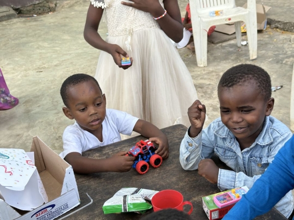 タンザニアの孤児院 サラハウス その３ 持って行ったおもちゃで遊びました。 写真 1