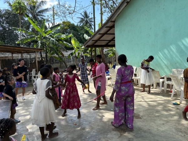 タンザニアの孤児院 サラハウス その3 持って行ったおもちゃで遊びました。 写真 2