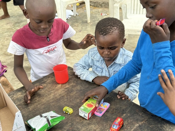 タンザニアの孤児院 サラハウス その3 持って行ったおもちゃで遊びました。 写真 3