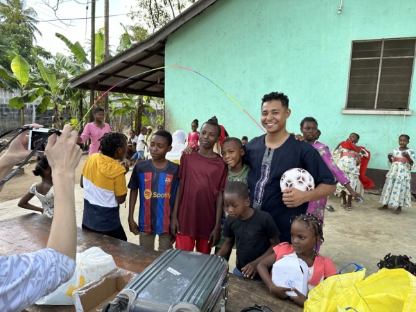 タンザニアの孤児院 サラハウス その3 持って行ったおもちゃで遊びました。 写真 4